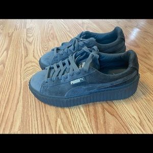 PUMA by Rihanna  
PUMA Women's Creeper Velvet Ankle-High Fashion Sneaker